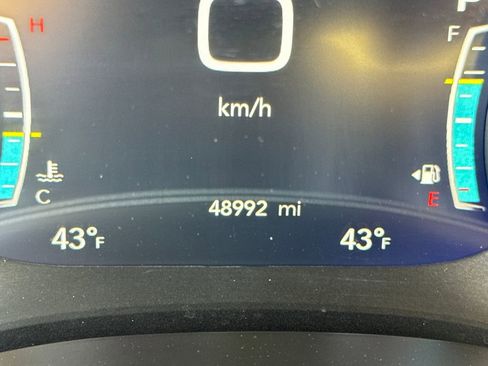 Used 2024 Chrysler Pacifica Touring-L image 25