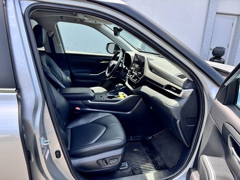 Used 2023 Toyota Highlander XLE AWD/4WD image 15