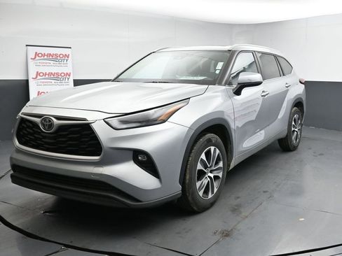 Used 2023 Toyota Highlander XLE image 4
