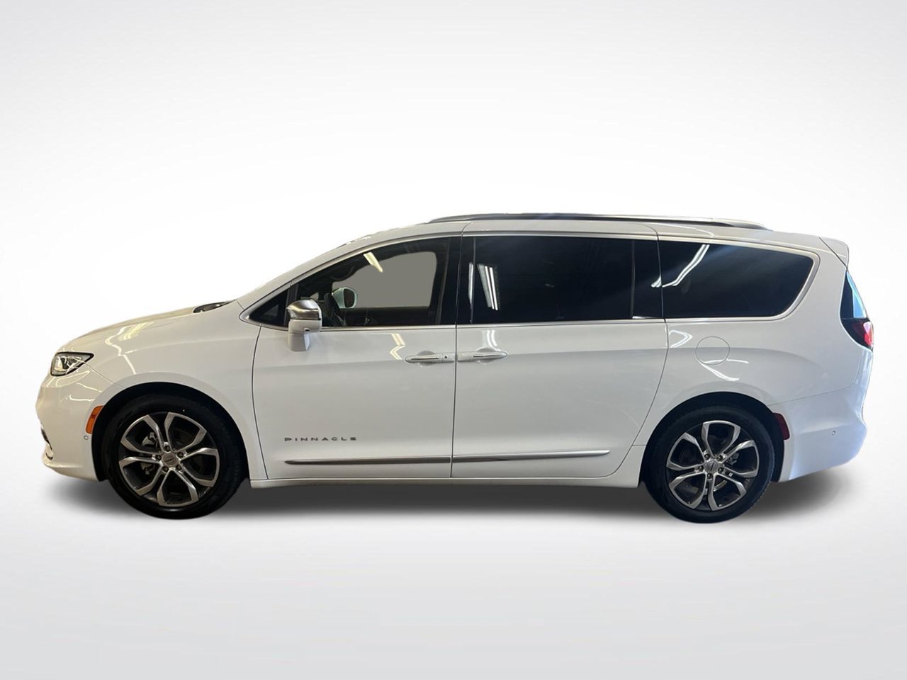 Used 2024 Chrysler Pacifica Pinnacle w/ Trailer Tow Group FWD image 3