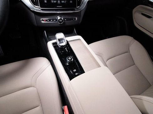 Certified 2025 Volvo XC90 T8 Plus w/ Protection Package Premier image 9