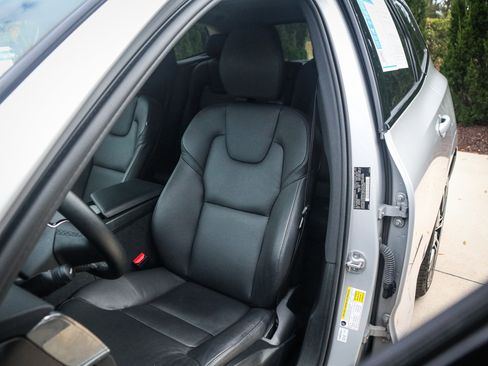 Used 2025 Volvo XC60 B5 Plus image 17