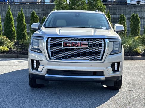 Used 2022 GMC Yukon XL Denali AWD/4WD image 3