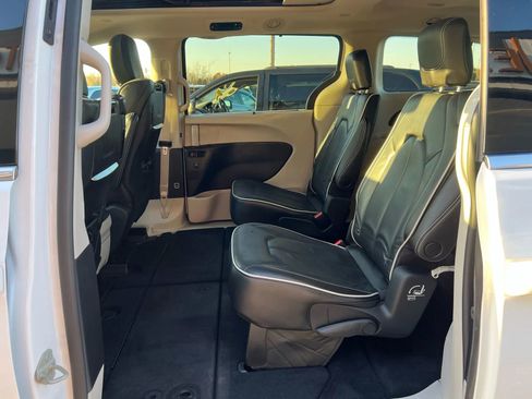 Used 2023 Chrysler Pacifica Limited w/ Uconnect Theater Family Group image 15