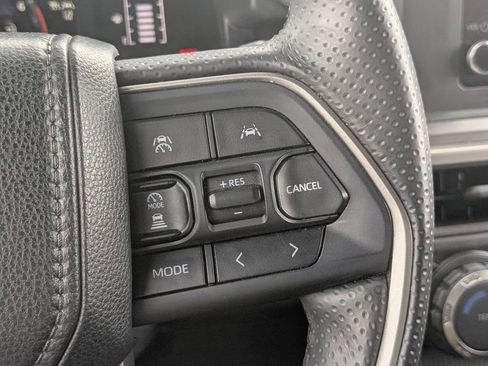 Used 2025 Toyota 4Runner SR5 AWD/4WD image 17
