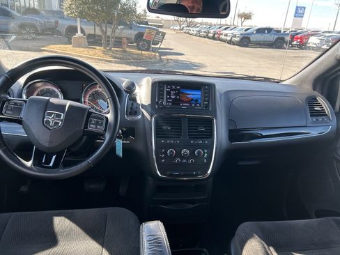 Used 2019 Dodge Grand Caravan SE image 12