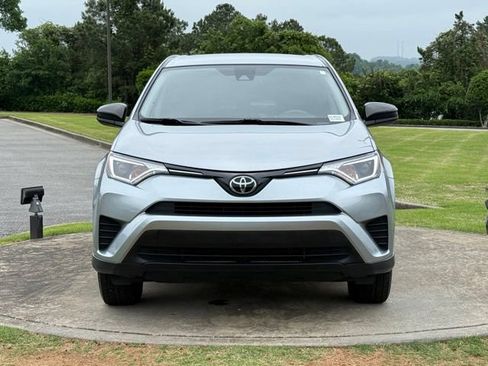 Used 2018 Toyota RAV4 LE FWD image 2