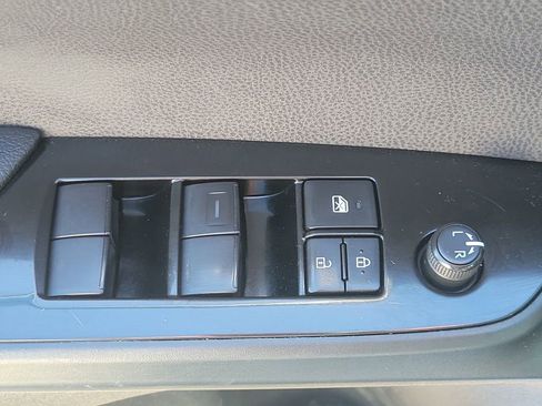 Used 2022 Toyota Prius L Eco image 21