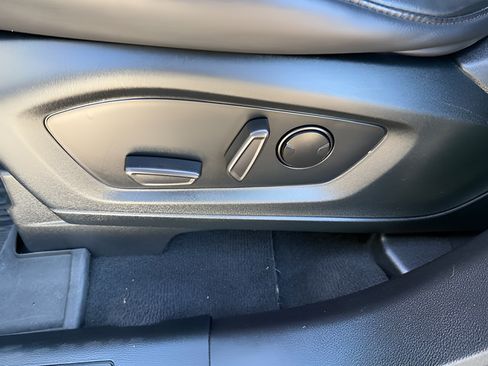 Used 2022 Ford Explorer XLT w/ Equipment Group 202A AWD/4WD image 24