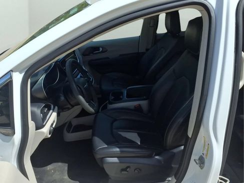 Used 2024 Chrysler Pacifica Touring-L FWD image 27