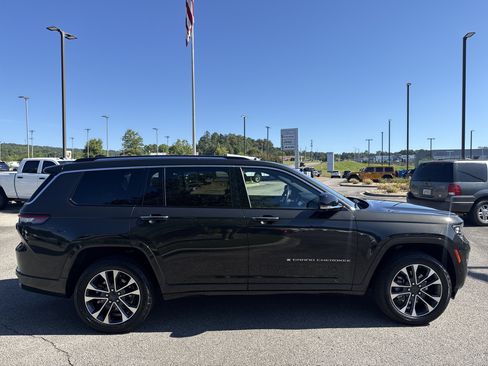 Used 2022 Jeep Grand Cherokee L Overland w/ Advanced Protech Group III AWD/4WD image 7