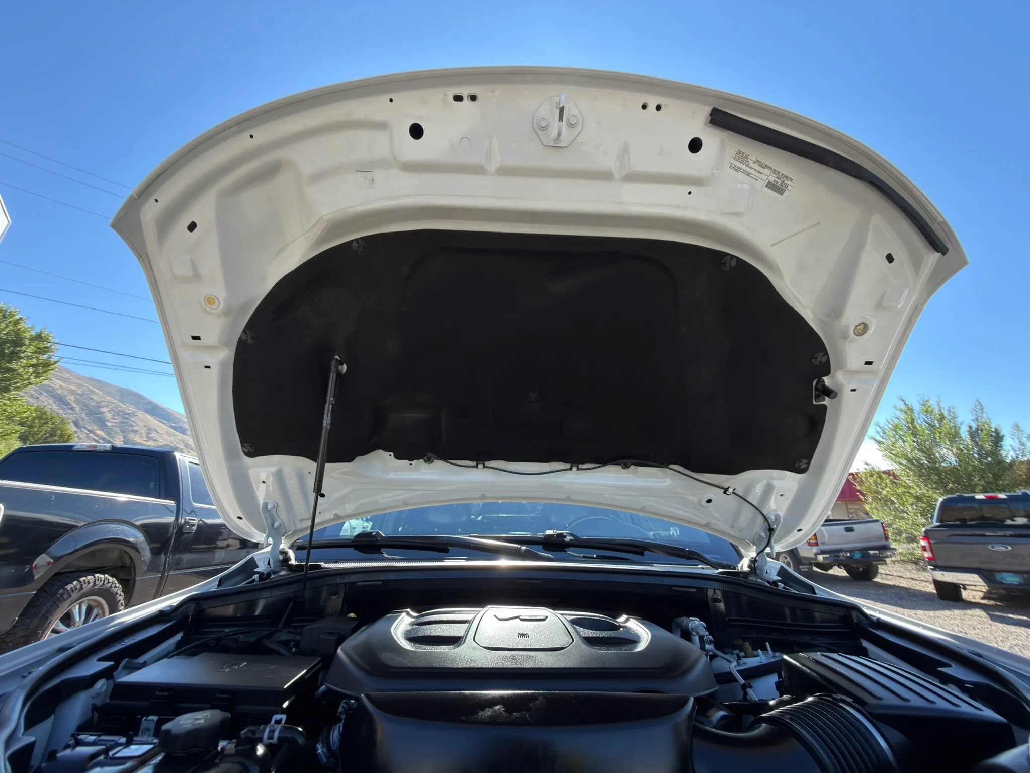 Used 2017 Jeep Grand Cherokee Overland AWD/4WD image 4