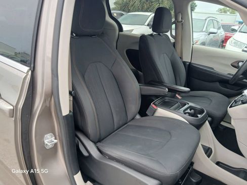 Used 2018 Chrysler Pacifica Touring Plus w/ Tire & Wheel Group FWD image 21