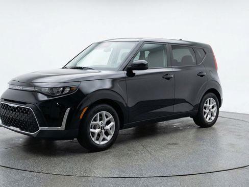 Used 2025 Kia Soul LX w/ LX Technology Package image 3