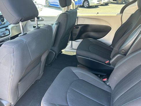 Used 2021 Chrysler Pacifica Touring FWD image 32