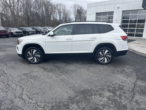 Used 2025 Volkswagen Atlas SE image 2