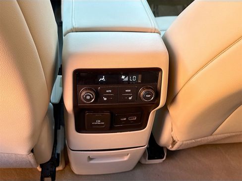 Used 2022 GMC Acadia Denali w/ Denali Ultimate Package image 25