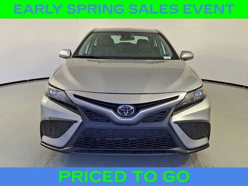 Used 2024 Toyota Camry SE image 3