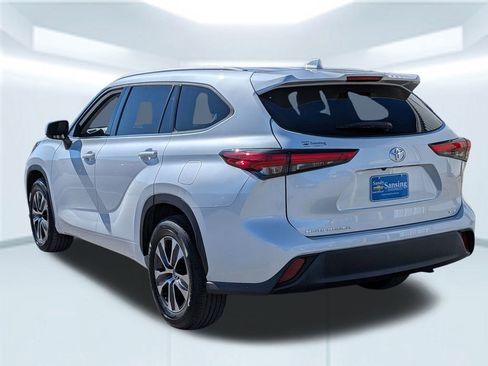 Used 2022 Toyota Highlander XLE image 4