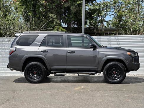 Used 2018 Toyota 4Runner TRD Off-Road Premium AWD/4WD image 9