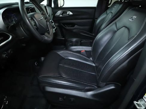 Used 2023 Chrysler Pacifica Touring-L w/ Uconnect Theater Family Group AWD/4WD image 19