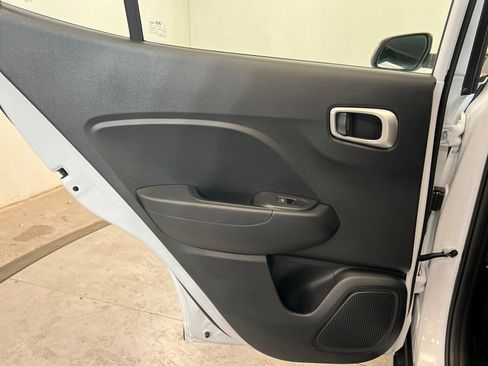 Used 2025 Hyundai Venue SEL FWD image 19