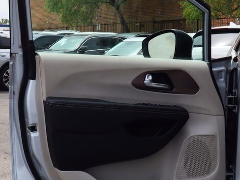 Used 2023 Chrysler Voyager LX image 42