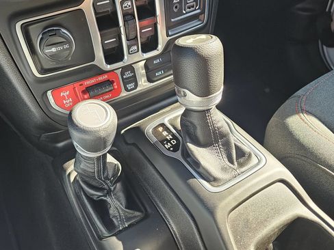 Used 2025 Jeep Wrangler Unlimited Rubicon AWD/4WD image 29