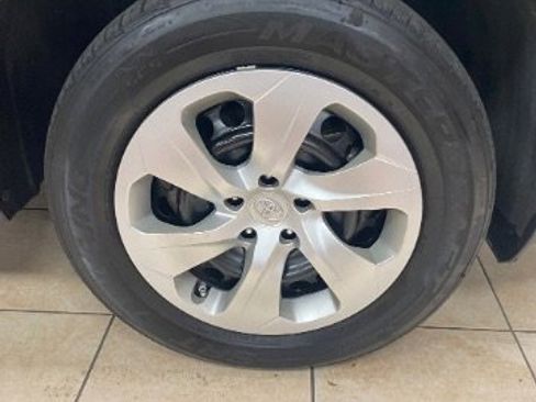Used 2021 Toyota RAV4 LE FWD image 33