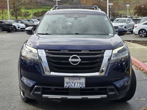 Used 2023 Nissan Pathfinder SL image 2