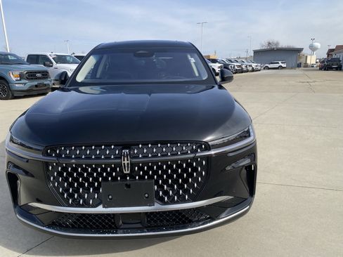 Used 2024 Lincoln Nautilus Premier w/ Equipment Group 102A image 2