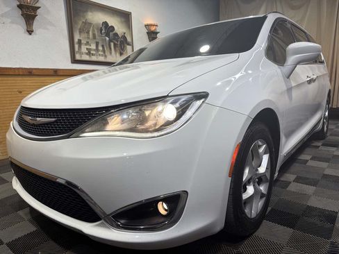 Used 2017 Chrysler Pacifica Touring-L Plus w/ Tire & Wheel Group FWD image 5