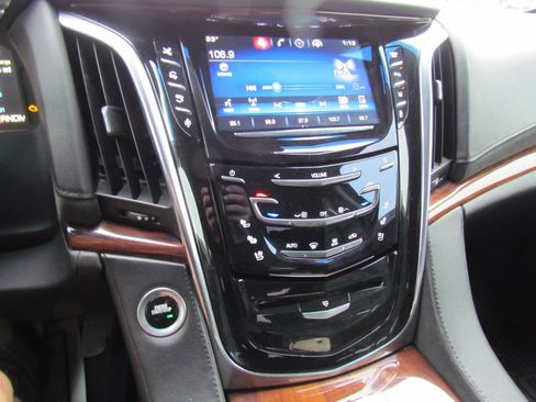 Used 2015 Cadillac Escalade Premium image 22