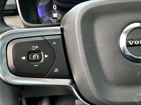 Used 2024 Volvo XC40 B5 Core image 27