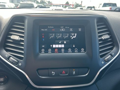 Used 2021 Jeep Cherokee Latitude Plus AWD/4WD image 25