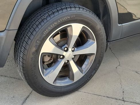 Used 2019 Jeep Cherokee Limited AWD/4WD image 16