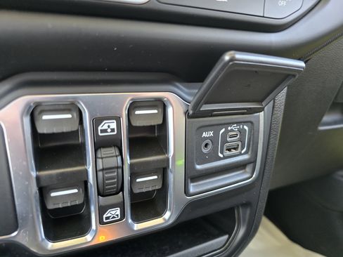 Used 2022 Jeep Wrangler Unlimited Sport image 35