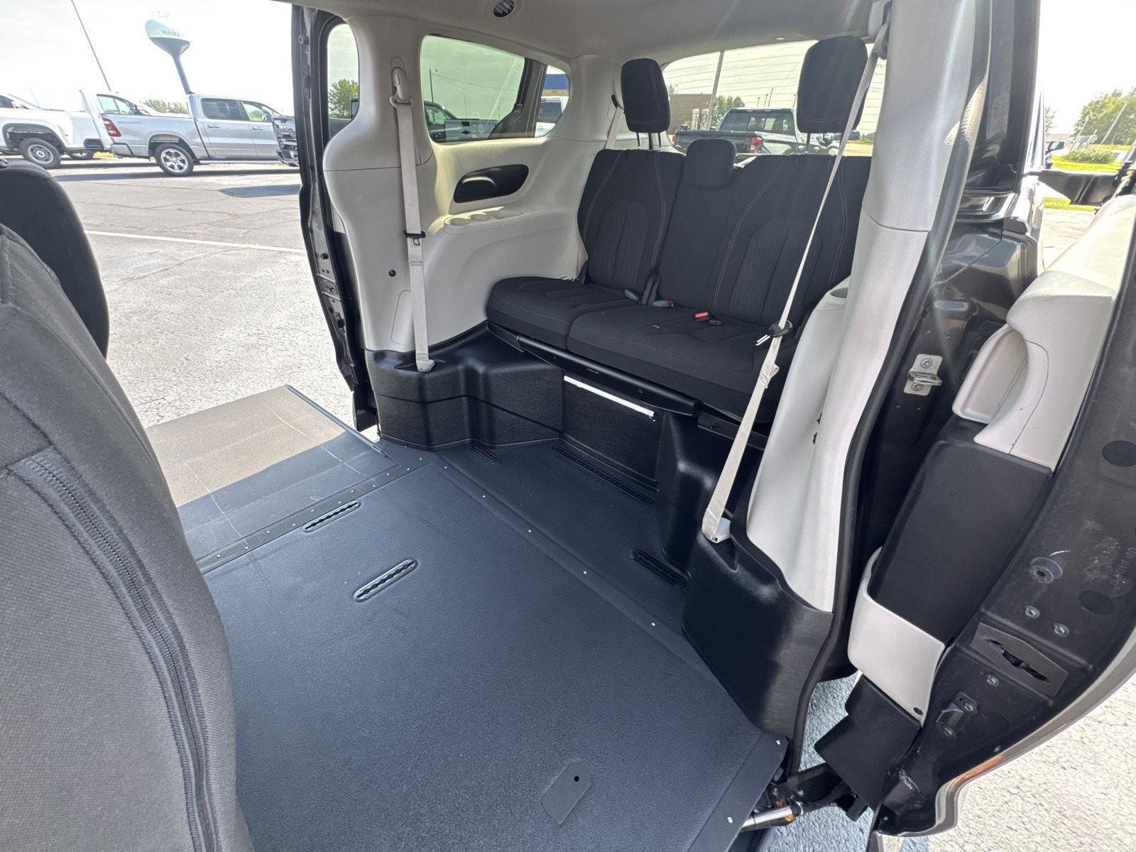 Used 2022 Chrysler Voyager LX FWD image 9