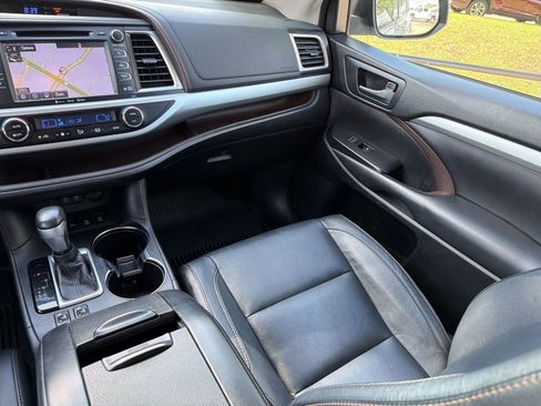 Used 2018 Toyota Highlander XLE AWD/4WD image 29
