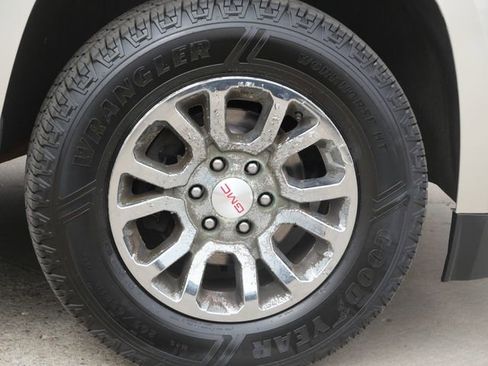 Used 2017 GMC Yukon XL SLT image 9