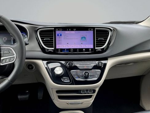 Used 2023 Chrysler Pacifica Touring-L FWD image 11