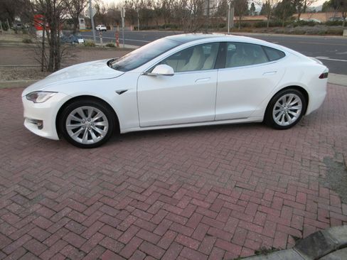 Used 2020 Tesla Model S Long Range Plus image 64