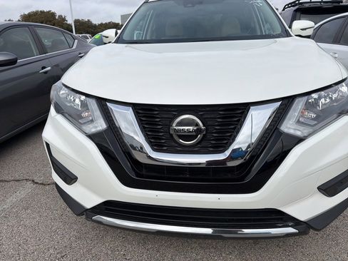 Used 2019 Nissan Rogue SV w/ Premium Package image 2