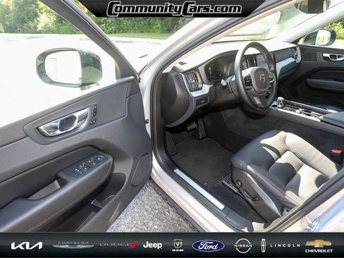 Used 2025 Volvo XC60 B5 Plus image 11