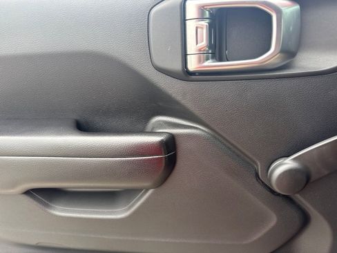 Used 2018 Jeep Wrangler Unlimited Sport image 23