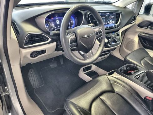Used 2024 Chrysler Pacifica Touring-L image 14