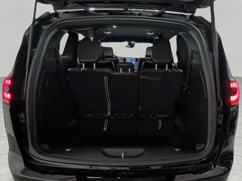 Used 2025 Chrysler Pacifica Select FWD image 19