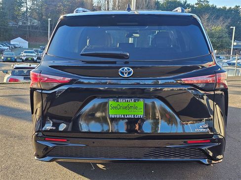 Used 2022 Toyota Sienna XSE image 6