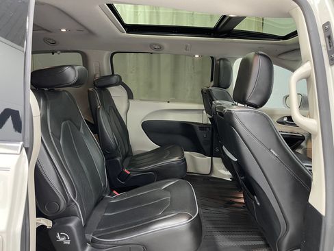 Used 2019 Chrysler Pacifica Limited w/ Tire & Wheel Group FWD image 32