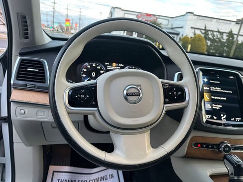 Used 2021 Volvo XC90 T6 Momentum image 12